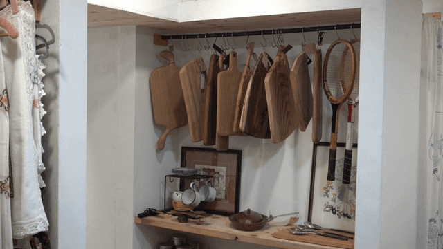 도마와 테니스채가 있는 주방 구석