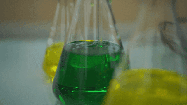 실험실 플라스크의 다양한 색 액체