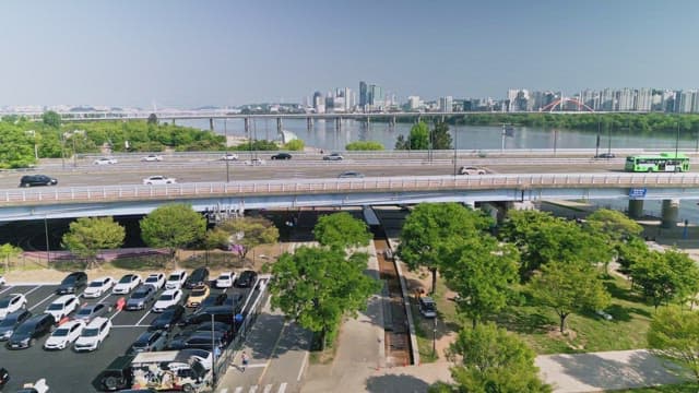 강과 다리가 있는 도시 풍경