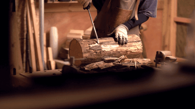 작업장에서 나무를 조각하는 장인