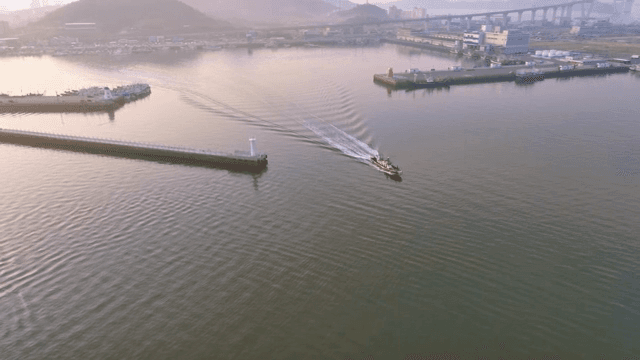 고요한 항구를 항해하는 배