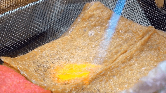 유부 표면을 토치로 굽는 장면