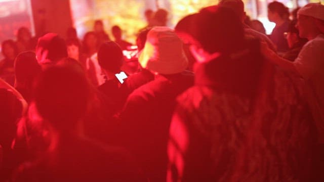 클럽의 신나는 분위기를 온몸으로 즐기는 사람들