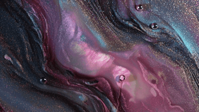 반짝이는 색상의 소용돌이 패턴에 구슬