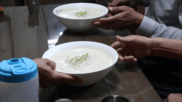 서빙되는 콩국수