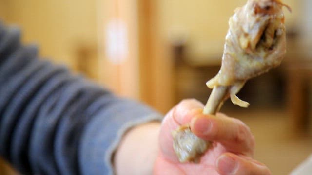 삶은 닭다리를 들고 있는 손