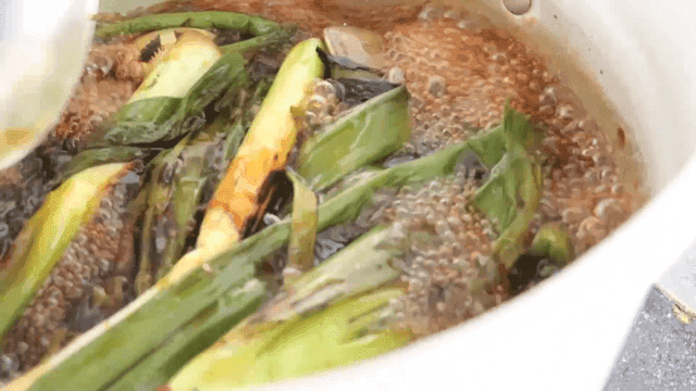 냄비에서 끓고있는 각종 재료가 들어간 간장
