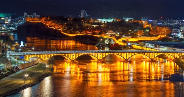 낮부터 밤까지의 강변도시 전경과 하늘