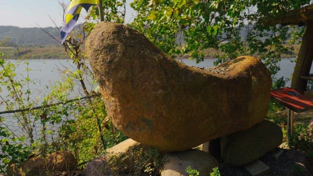 나무와 녹지로 둘러싸인 바위탑