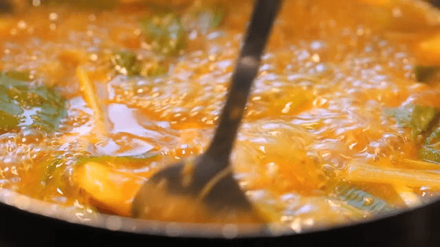 냄비에서 끓고 있는 꾹저구탕