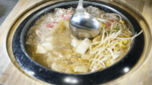 콩나물과 우삼겹이 들어간 백 묵은지 찌개