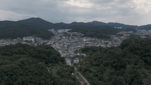 푸른 언덕으로 둘러싸인 도시
