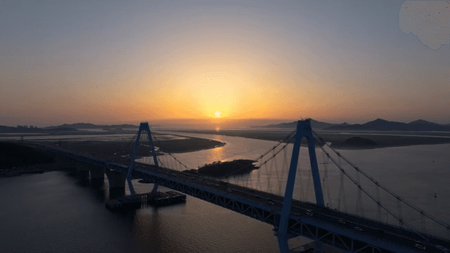해질녘 바다 위의 다리