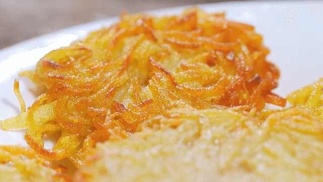 접시에 담긴 바삭한 황금 감자전