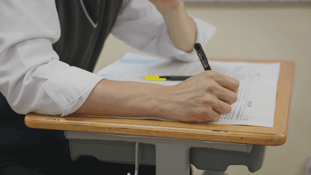 교실에서 시험을 보는 학생