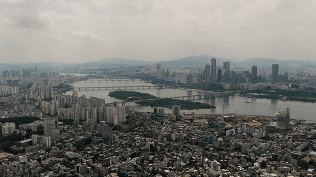 강과 다리가 있는 도시 전경