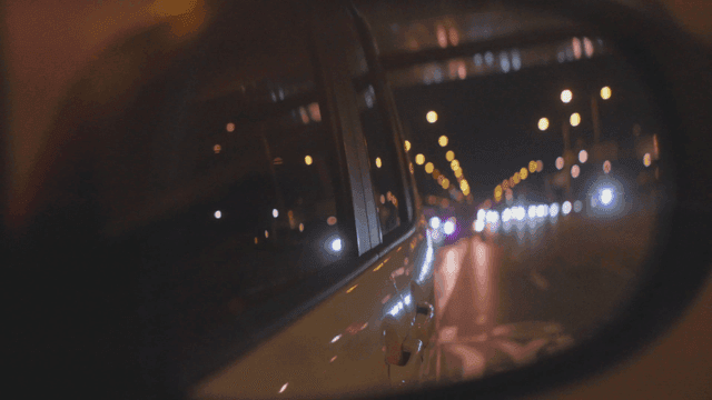 사이드 미러로 본 도로의 야경