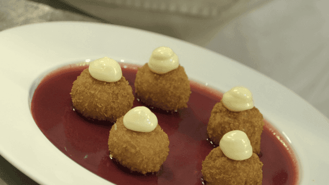 Fried appetizers with sauce on a plate