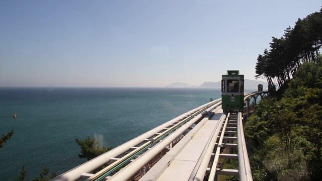 해변을 따라가는 아름다운 기차 여행