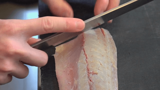 도마 위에서 고등어회를 뜨는 모습