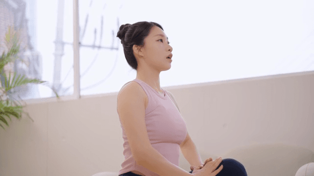 실내에서 운동을 하는 여성