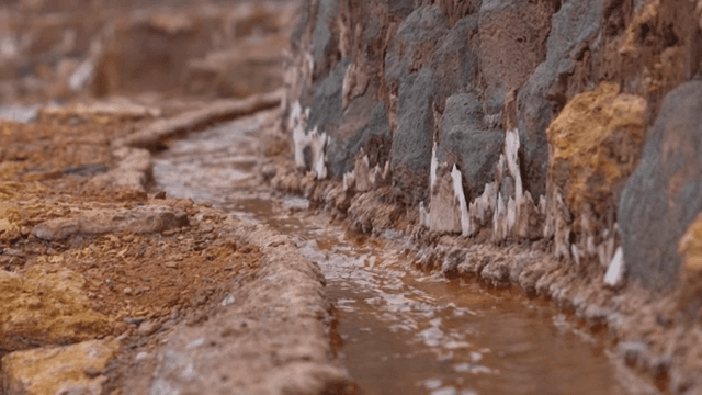 바위 지형을 흐르는 작은 시냇물