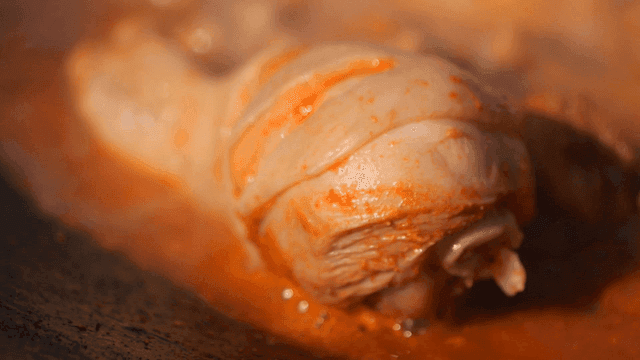 Boiling spicy chicken stew chicken legs