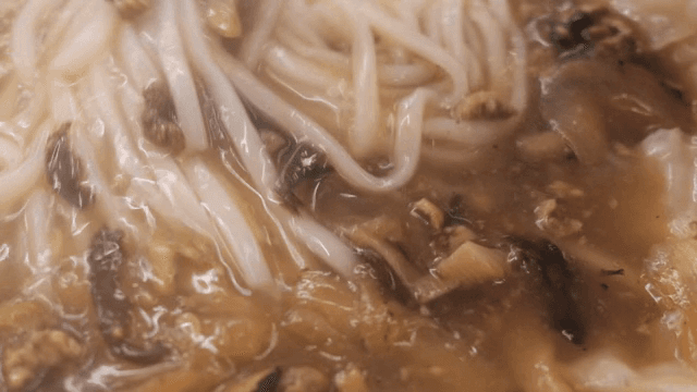 다양한 고명이 들어간 맛있는 국수 요리