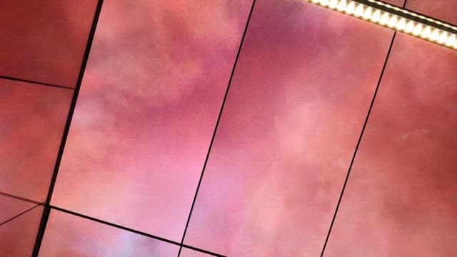 천장 디지털 스크린에 비치는 다채로운 하늘 경관