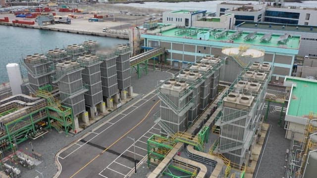 냉각탑과 파이프라인이 있는 항구 근처 산업 공장