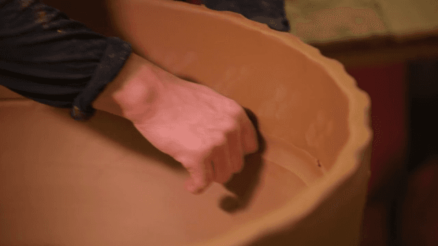 큰 도자기를 손으로 빚는 장인