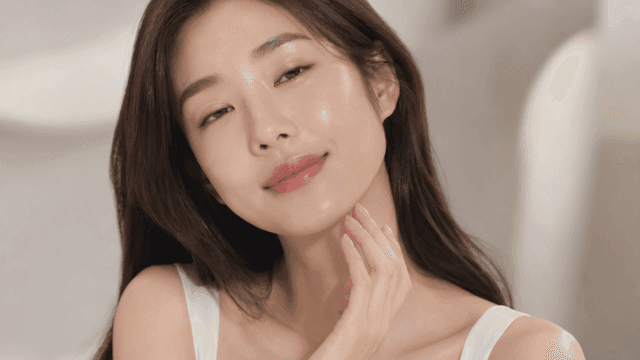 포즈를 취하는 모델