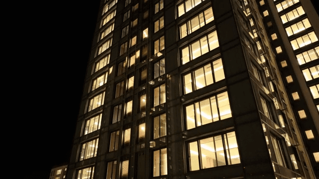 밤에 불이 켜진 고층 건물