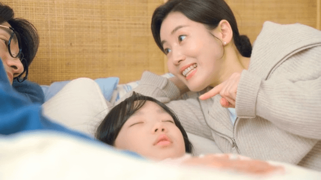 잠든 아이를 토닥이는 부모