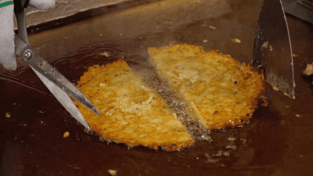 Scene of grilling bindaetteok on iron plate