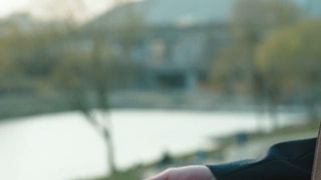 내리는 빗방울을 받아내는 손