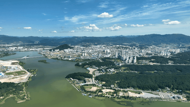 Vast city with rivers and mountains.