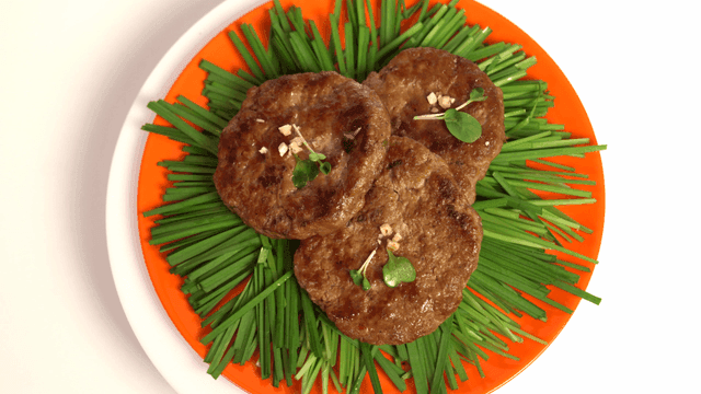 Tteokgalbi on chives