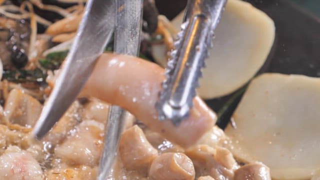 뜨거운 그릴에서 고기를 조리하는 모습 클로즈업