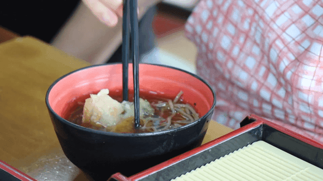 소바 국물에 메밀전을 찍는 장면