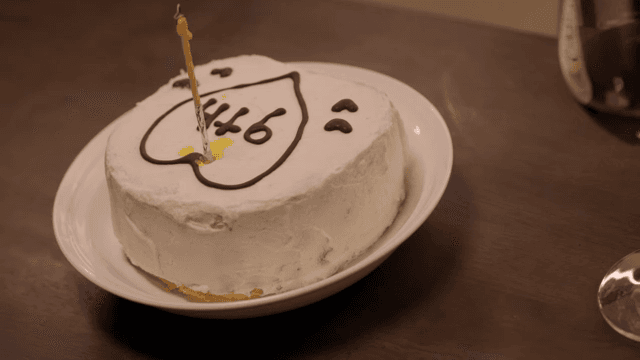 테이블 위의 케이크와 촛불