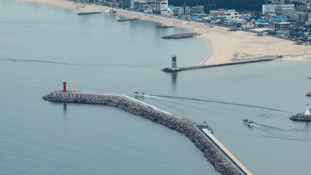 등대와 배가 있는 바닷가