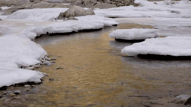 눈 덮인 강변을 흐르는 고요한 강