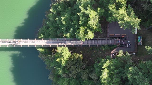 푸른 호수와 숲이 아름다운 현수교의 모습