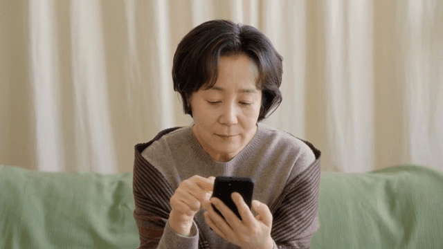 편안한 소파에서 스마트폰을 사용하는 여성
