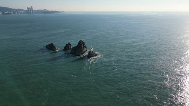 잔잔한 바다에 둘러싸인 바위섬