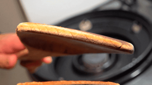 주방 스토브 앞 요리사가 든 오래된 나무 주걱