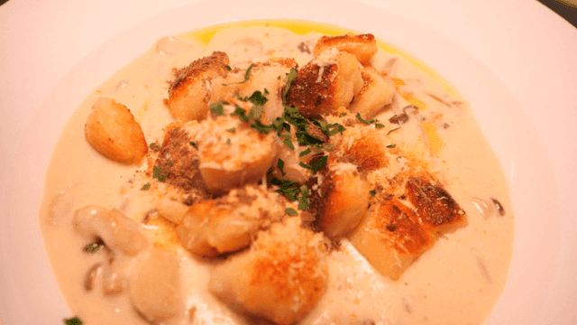 Creamy gnocchi with mushrooms and herbs