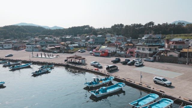 어선들이 정박해 있는 평화로운 어촌 마을