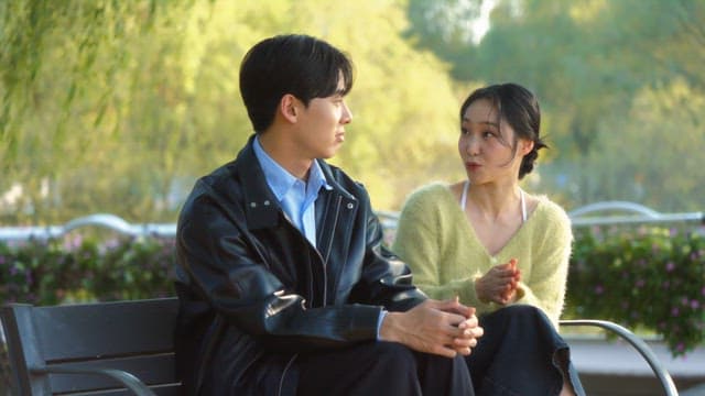 공원 벤치에서 대화하는 커플